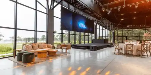 Salón de eventos corporativos y espectáculos iluminado